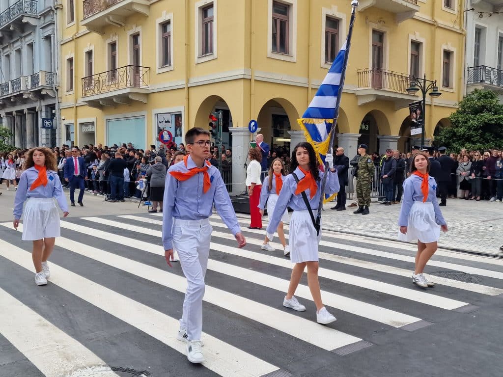 ΔΕΙΤΕ ΠΑΝΩ ΑΠΟ 250 ΦΩΤΟ ΚΑΙ ΒΙΝΤΕΟ: Η μεγάλη παρέλαση της Πάτρας για την Εθνική επέτειο