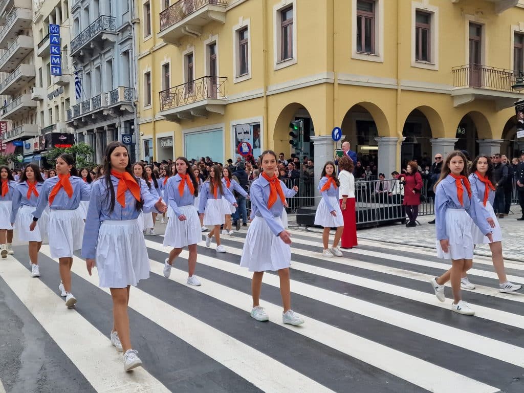 ΔΕΙΤΕ ΠΑΝΩ ΑΠΟ 250 ΦΩΤΟ ΚΑΙ ΒΙΝΤΕΟ: Η μεγάλη παρέλαση της Πάτρας για την Εθνική επέτειο