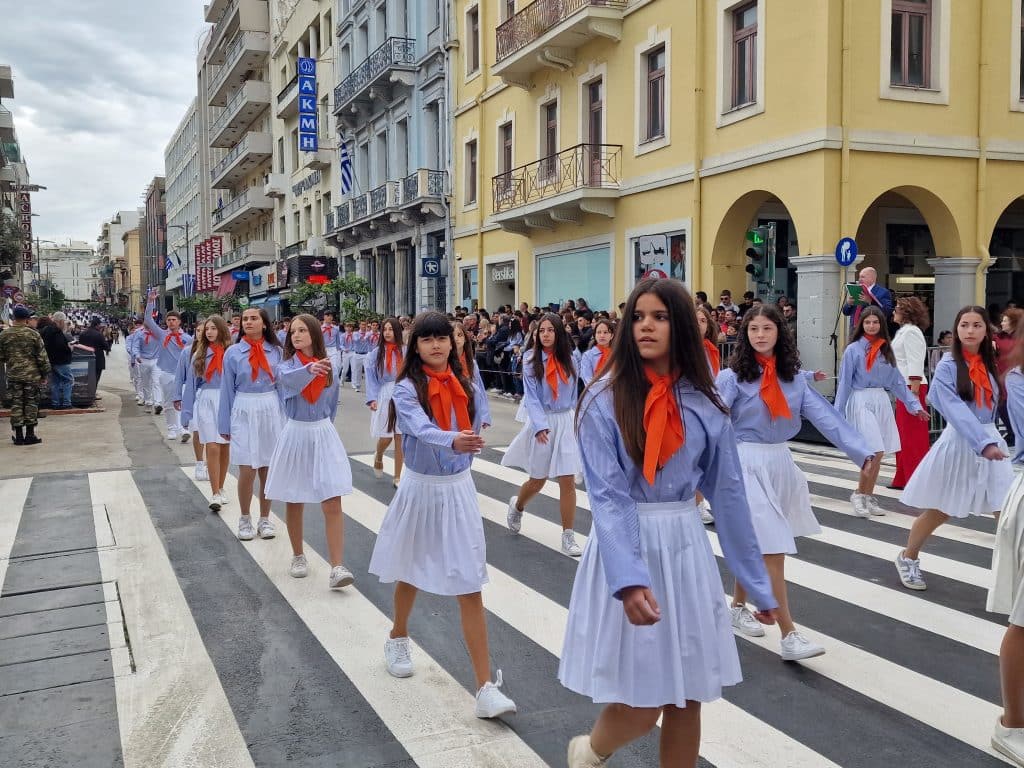 ΔΕΙΤΕ ΠΑΝΩ ΑΠΟ 250 ΦΩΤΟ ΚΑΙ ΒΙΝΤΕΟ: Η μεγάλη παρέλαση της Πάτρας για την Εθνική επέτειο