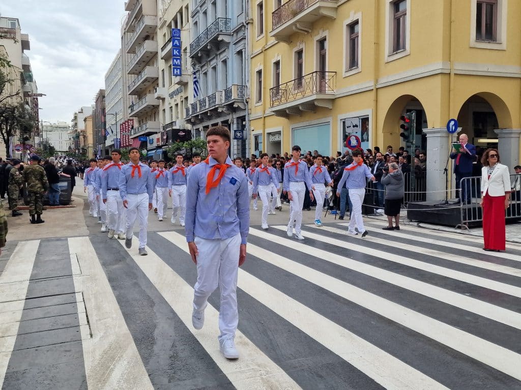 ΔΕΙΤΕ ΠΑΝΩ ΑΠΟ 250 ΦΩΤΟ ΚΑΙ ΒΙΝΤΕΟ: Η μεγάλη παρέλαση της Πάτρας για την Εθνική επέτειο