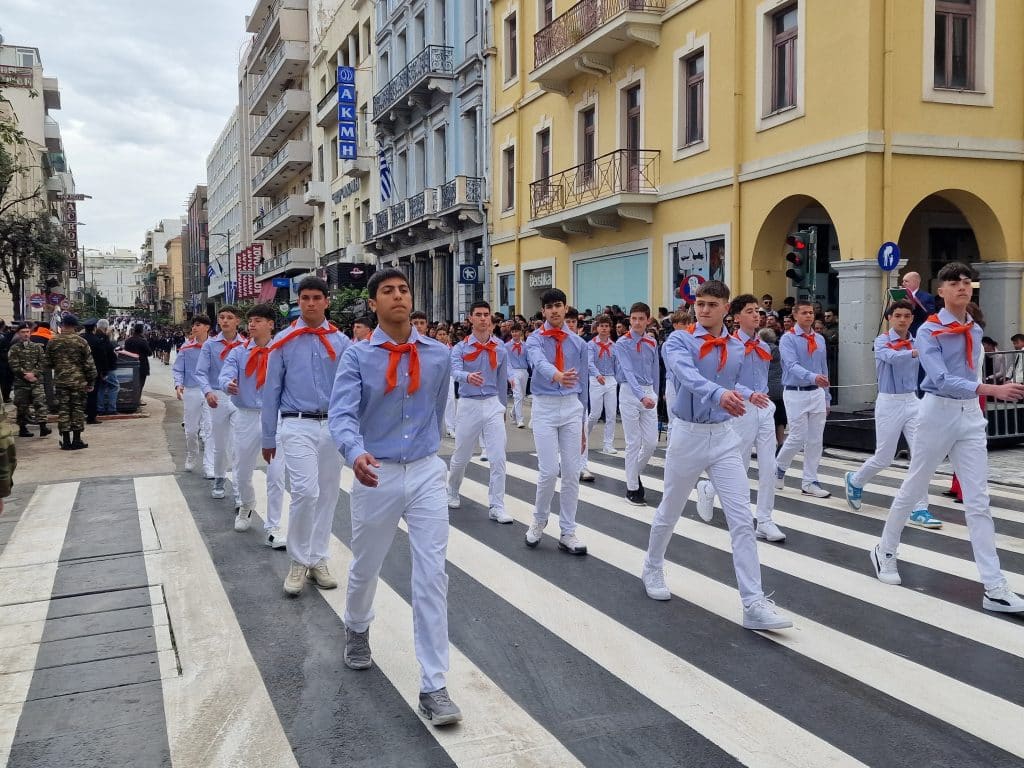 ΔΕΙΤΕ ΠΑΝΩ ΑΠΟ 250 ΦΩΤΟ ΚΑΙ ΒΙΝΤΕΟ: Η μεγάλη παρέλαση της Πάτρας για την Εθνική επέτειο