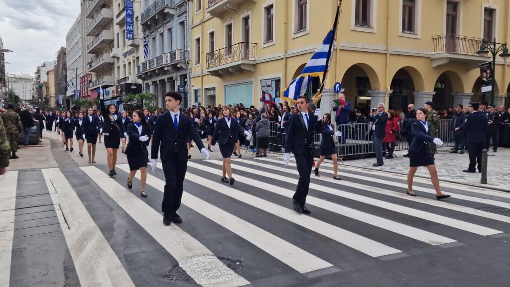 ΔΕΙΤΕ ΠΑΝΩ ΑΠΟ 250 ΦΩΤΟ ΚΑΙ ΒΙΝΤΕΟ: Η μεγάλη παρέλαση της Πάτρας για την Εθνική επέτειο