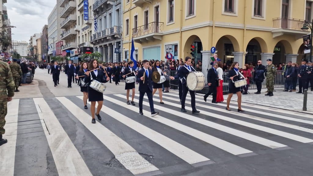 ΔΕΙΤΕ ΠΑΝΩ ΑΠΟ 250 ΦΩΤΟ ΚΑΙ ΒΙΝΤΕΟ: Η μεγάλη παρέλαση της Πάτρας για την Εθνική επέτειο