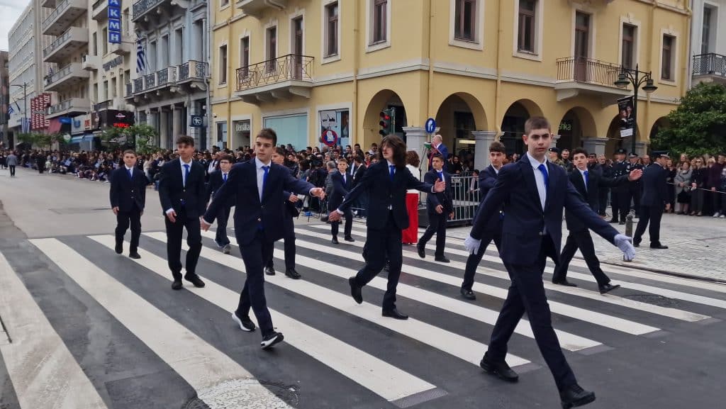 ΔΕΙΤΕ ΠΑΝΩ ΑΠΟ 250 ΦΩΤΟ ΚΑΙ ΒΙΝΤΕΟ: Η μεγάλη παρέλαση της Πάτρας για την Εθνική επέτειο