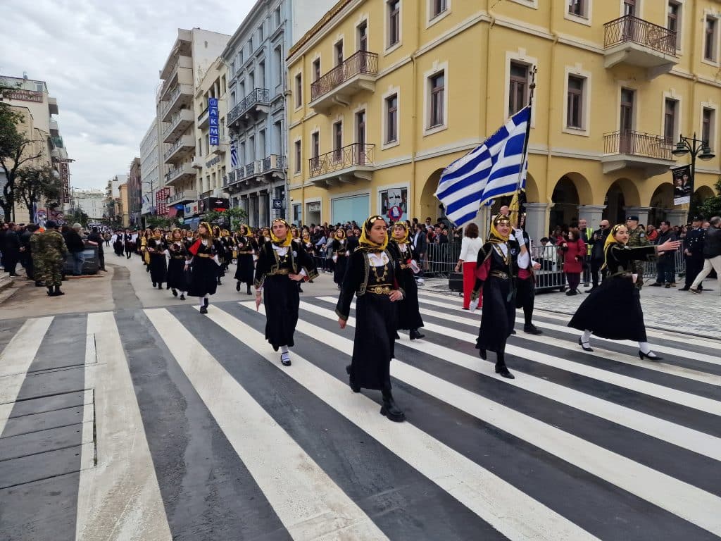 ΔΕΙΤΕ ΠΑΝΩ ΑΠΟ 250 ΦΩΤΟ ΚΑΙ ΒΙΝΤΕΟ: Η μεγάλη παρέλαση της Πάτρας για την Εθνική επέτειο