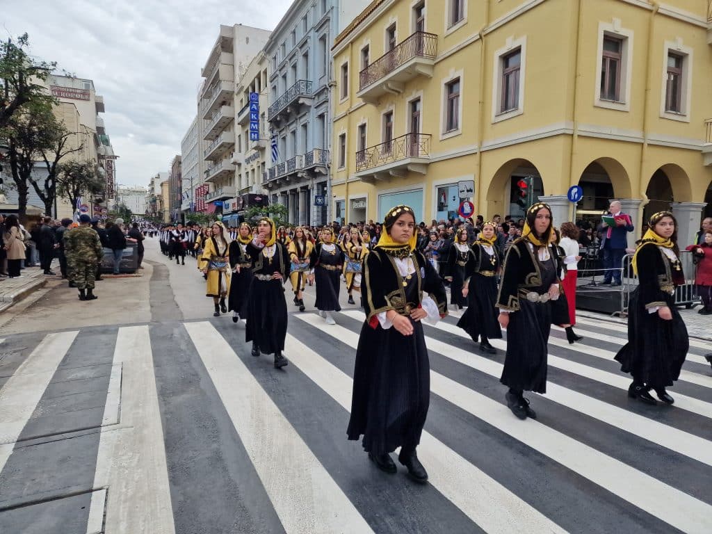 ΔΕΙΤΕ ΠΑΝΩ ΑΠΟ 250 ΦΩΤΟ ΚΑΙ ΒΙΝΤΕΟ: Η μεγάλη παρέλαση της Πάτρας για την Εθνική επέτειο