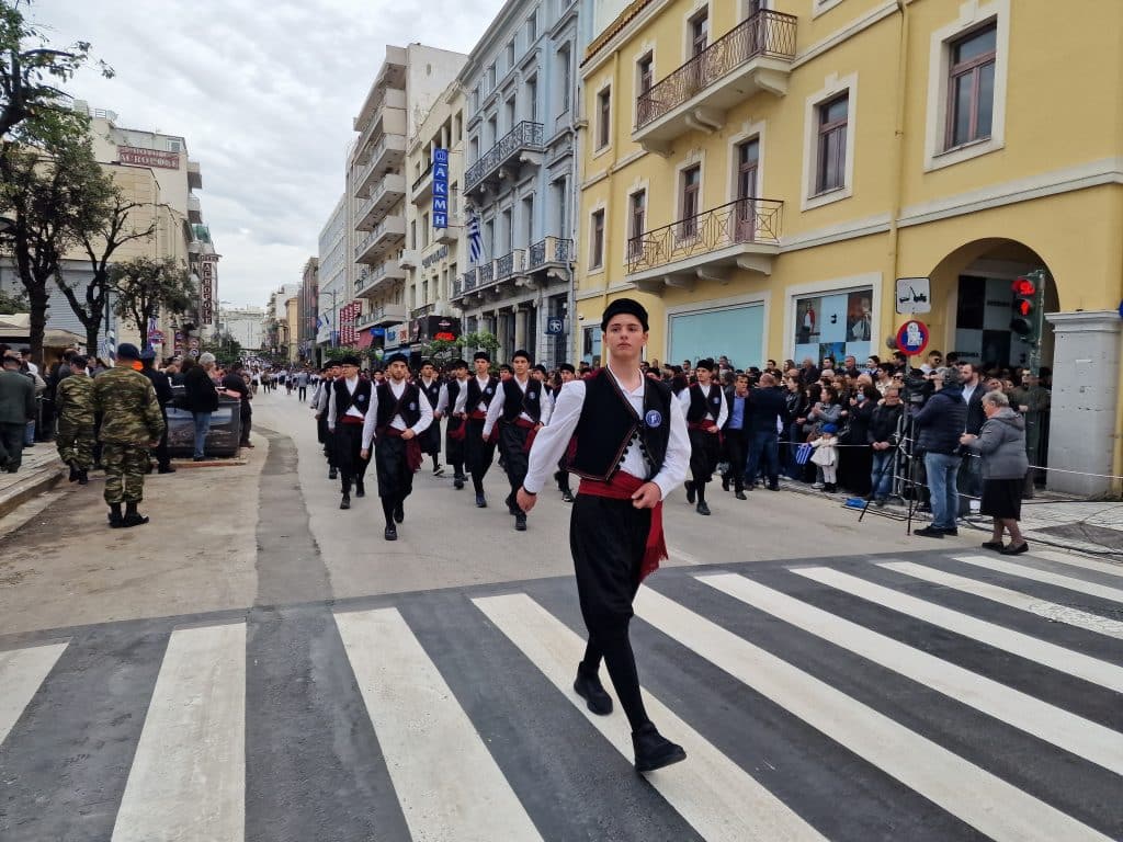 ΔΕΙΤΕ ΠΑΝΩ ΑΠΟ 250 ΦΩΤΟ ΚΑΙ ΒΙΝΤΕΟ: Η μεγάλη παρέλαση της Πάτρας για την Εθνική επέτειο