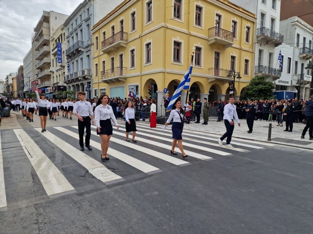 ΔΕΙΤΕ ΠΑΝΩ ΑΠΟ 250 ΦΩΤΟ ΚΑΙ ΒΙΝΤΕΟ: Η μεγάλη παρέλαση της Πάτρας για την Εθνική επέτειο