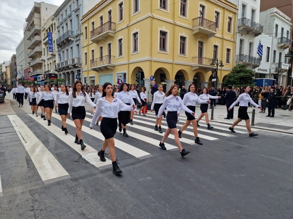 ΔΕΙΤΕ ΠΑΝΩ ΑΠΟ 250 ΦΩΤΟ ΚΑΙ ΒΙΝΤΕΟ: Η μεγάλη παρέλαση της Πάτρας για την Εθνική επέτειο