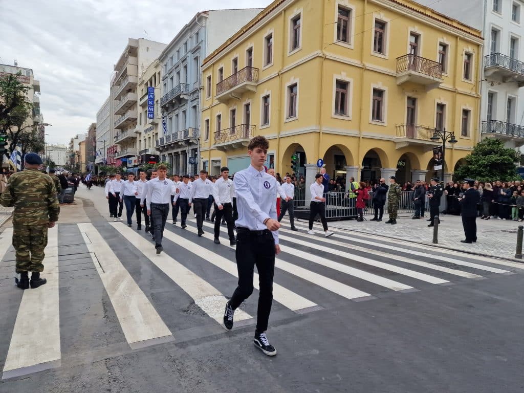 ΔΕΙΤΕ ΠΑΝΩ ΑΠΟ 250 ΦΩΤΟ ΚΑΙ ΒΙΝΤΕΟ: Η μεγάλη παρέλαση της Πάτρας για την Εθνική επέτειο