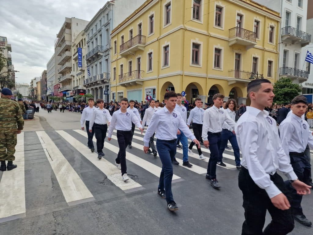 ΔΕΙΤΕ ΠΑΝΩ ΑΠΟ 250 ΦΩΤΟ ΚΑΙ ΒΙΝΤΕΟ: Η μεγάλη παρέλαση της Πάτρας για την Εθνική επέτειο