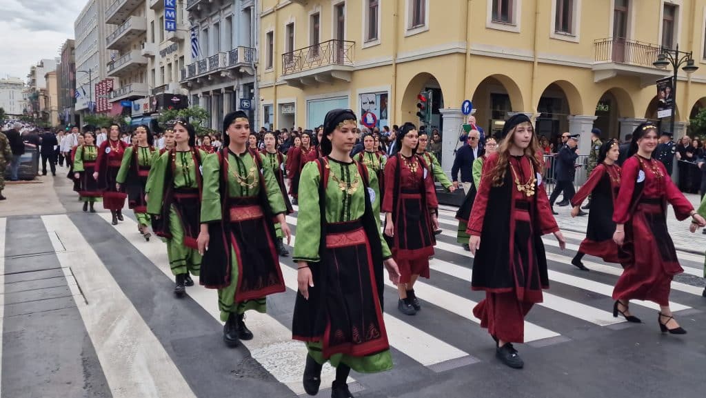 ΔΕΙΤΕ ΠΑΝΩ ΑΠΟ 250 ΦΩΤΟ ΚΑΙ ΒΙΝΤΕΟ: Η μεγάλη παρέλαση της Πάτρας για την Εθνική επέτειο