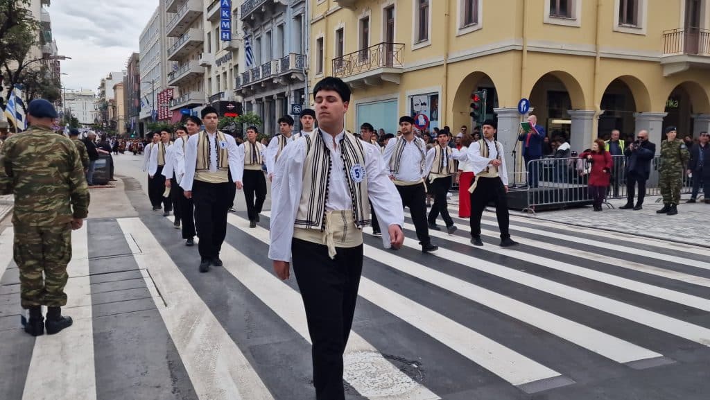 ΔΕΙΤΕ ΠΑΝΩ ΑΠΟ 250 ΦΩΤΟ ΚΑΙ ΒΙΝΤΕΟ: Η μεγάλη παρέλαση της Πάτρας για την Εθνική επέτειο