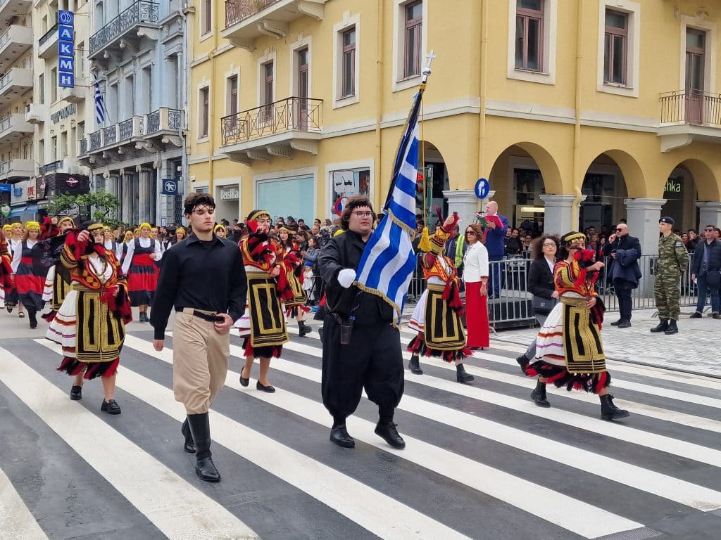 ΔΕΙΤΕ ΠΑΝΩ ΑΠΟ 250 ΦΩΤΟ ΚΑΙ ΒΙΝΤΕΟ: Η μεγάλη παρέλαση της Πάτρας για την Εθνική επέτειο