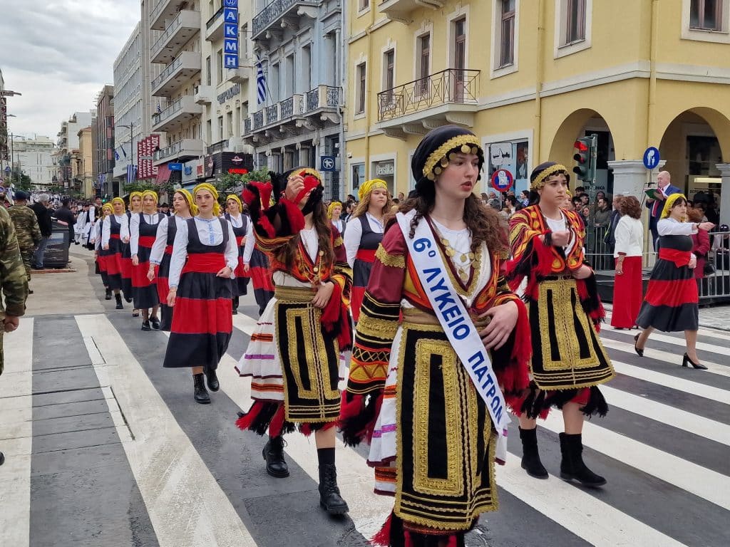 ΔΕΙΤΕ ΠΑΝΩ ΑΠΟ 250 ΦΩΤΟ ΚΑΙ ΒΙΝΤΕΟ: Η μεγάλη παρέλαση της Πάτρας για την Εθνική επέτειο