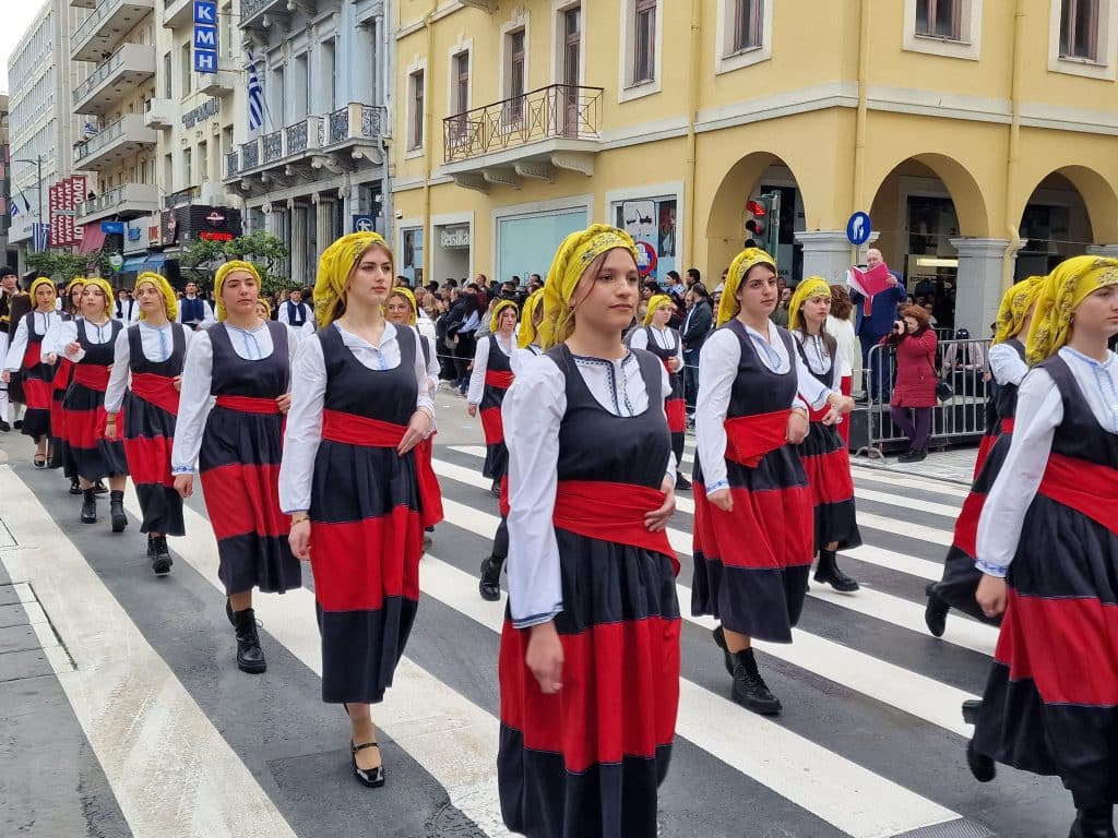 ΔΕΙΤΕ ΠΑΝΩ ΑΠΟ 250 ΦΩΤΟ ΚΑΙ ΒΙΝΤΕΟ: Η μεγάλη παρέλαση της Πάτρας για την Εθνική επέτειο