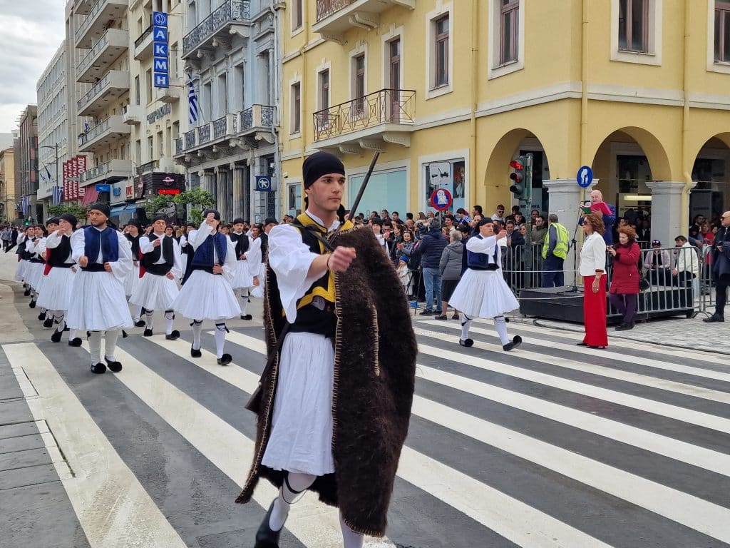 ΔΕΙΤΕ ΠΑΝΩ ΑΠΟ 250 ΦΩΤΟ ΚΑΙ ΒΙΝΤΕΟ: Η μεγάλη παρέλαση της Πάτρας για την Εθνική επέτειο