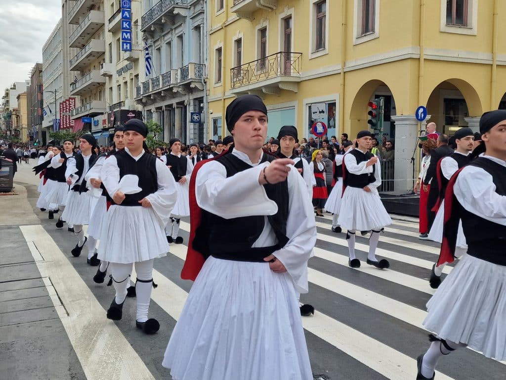 ΔΕΙΤΕ ΠΑΝΩ ΑΠΟ 250 ΦΩΤΟ ΚΑΙ ΒΙΝΤΕΟ: Η μεγάλη παρέλαση της Πάτρας για την Εθνική επέτειο