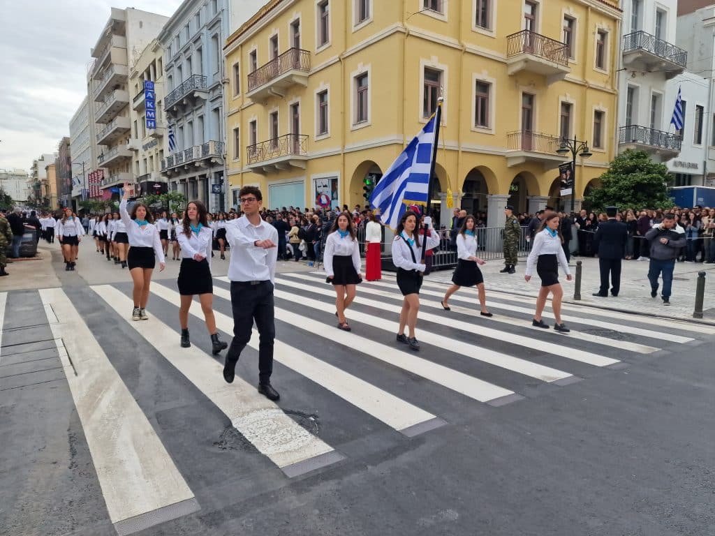 ΔΕΙΤΕ ΠΑΝΩ ΑΠΟ 250 ΦΩΤΟ ΚΑΙ ΒΙΝΤΕΟ: Η μεγάλη παρέλαση της Πάτρας για την Εθνική επέτειο