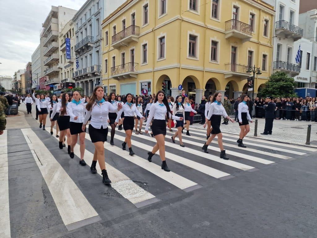 ΔΕΙΤΕ ΠΑΝΩ ΑΠΟ 250 ΦΩΤΟ ΚΑΙ ΒΙΝΤΕΟ: Η μεγάλη παρέλαση της Πάτρας για την Εθνική επέτειο