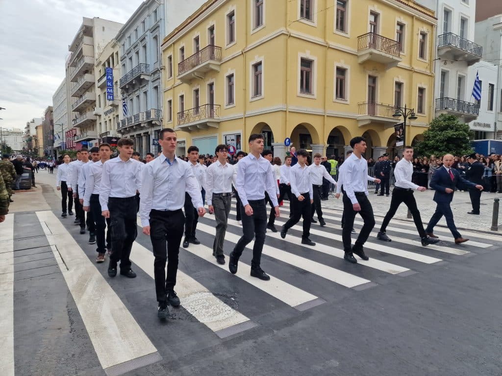 ΔΕΙΤΕ ΠΑΝΩ ΑΠΟ 250 ΦΩΤΟ ΚΑΙ ΒΙΝΤΕΟ: Η μεγάλη παρέλαση της Πάτρας για την Εθνική επέτειο