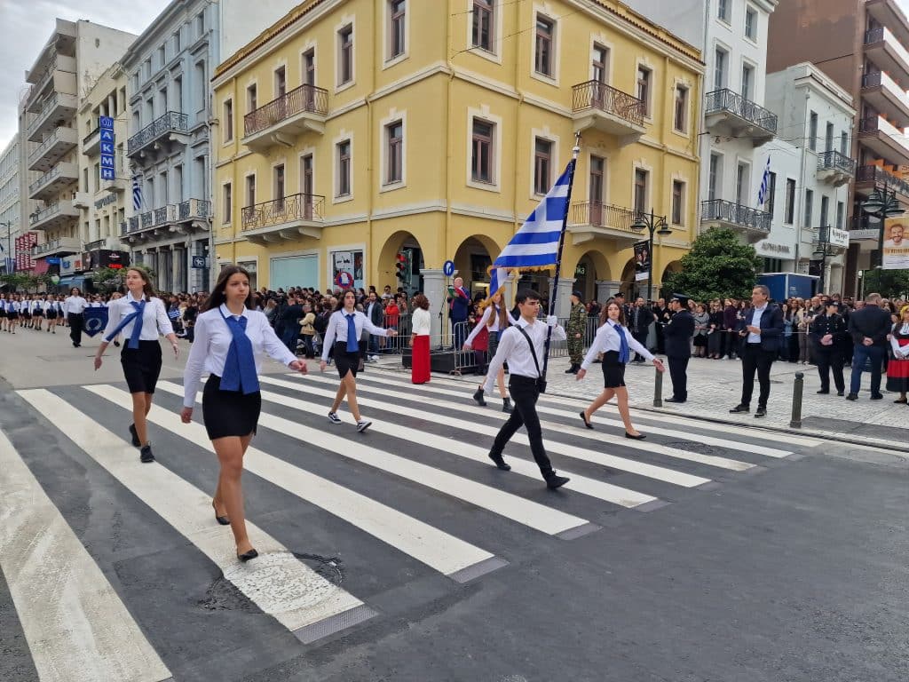 ΔΕΙΤΕ ΠΑΝΩ ΑΠΟ 250 ΦΩΤΟ ΚΑΙ ΒΙΝΤΕΟ: Η μεγάλη παρέλαση της Πάτρας για την Εθνική επέτειο