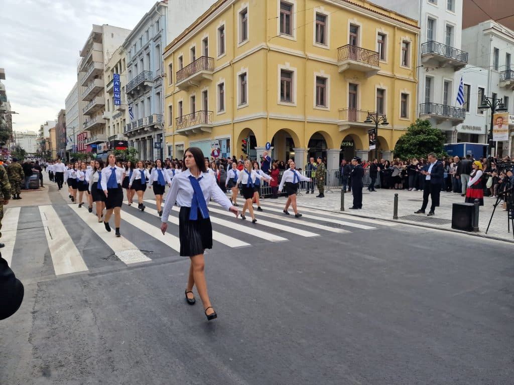 ΔΕΙΤΕ ΠΑΝΩ ΑΠΟ 250 ΦΩΤΟ ΚΑΙ ΒΙΝΤΕΟ: Η μεγάλη παρέλαση της Πάτρας για την Εθνική επέτειο