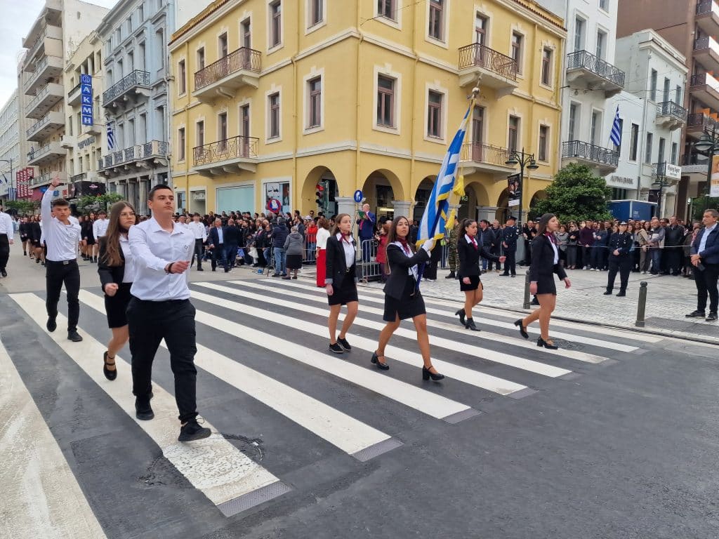 ΔΕΙΤΕ ΠΑΝΩ ΑΠΟ 250 ΦΩΤΟ ΚΑΙ ΒΙΝΤΕΟ: Η μεγάλη παρέλαση της Πάτρας για την Εθνική επέτειο