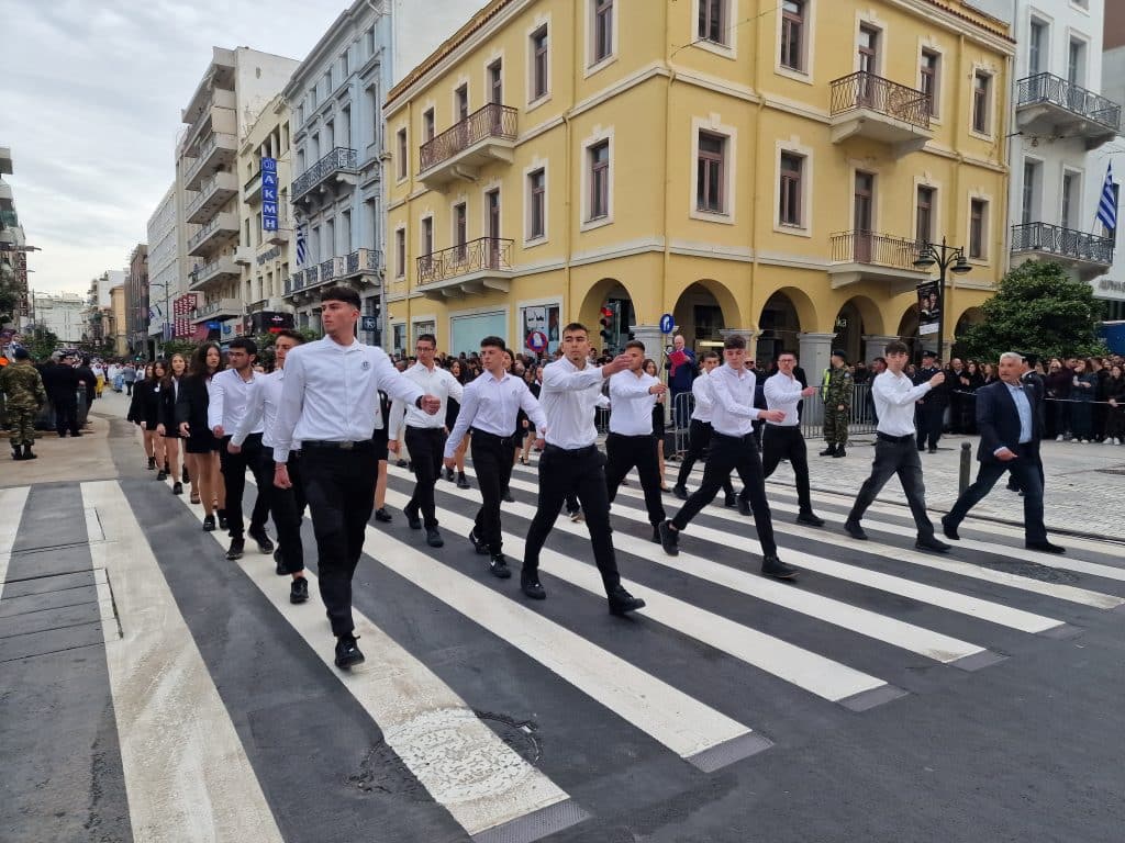 ΔΕΙΤΕ ΠΑΝΩ ΑΠΟ 250 ΦΩΤΟ ΚΑΙ ΒΙΝΤΕΟ: Η μεγάλη παρέλαση της Πάτρας για την Εθνική επέτειο