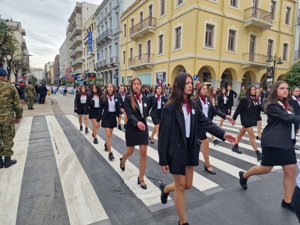 ΔΕΙΤΕ ΠΑΝΩ ΑΠΟ 250 ΦΩΤΟ ΚΑΙ ΒΙΝΤΕΟ: Η μεγάλη παρέλαση της Πάτρας για την Εθνική επέτειο