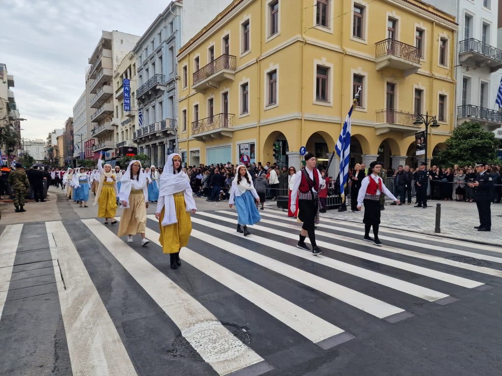 ΔΕΙΤΕ ΠΑΝΩ ΑΠΟ 250 ΦΩΤΟ ΚΑΙ ΒΙΝΤΕΟ: Η μεγάλη παρέλαση της Πάτρας για την Εθνική επέτειο