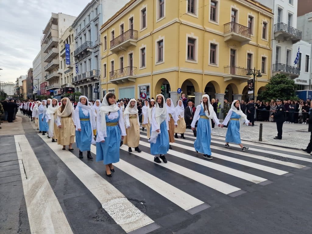 ΔΕΙΤΕ ΠΑΝΩ ΑΠΟ 250 ΦΩΤΟ ΚΑΙ ΒΙΝΤΕΟ: Η μεγάλη παρέλαση της Πάτρας για την Εθνική επέτειο