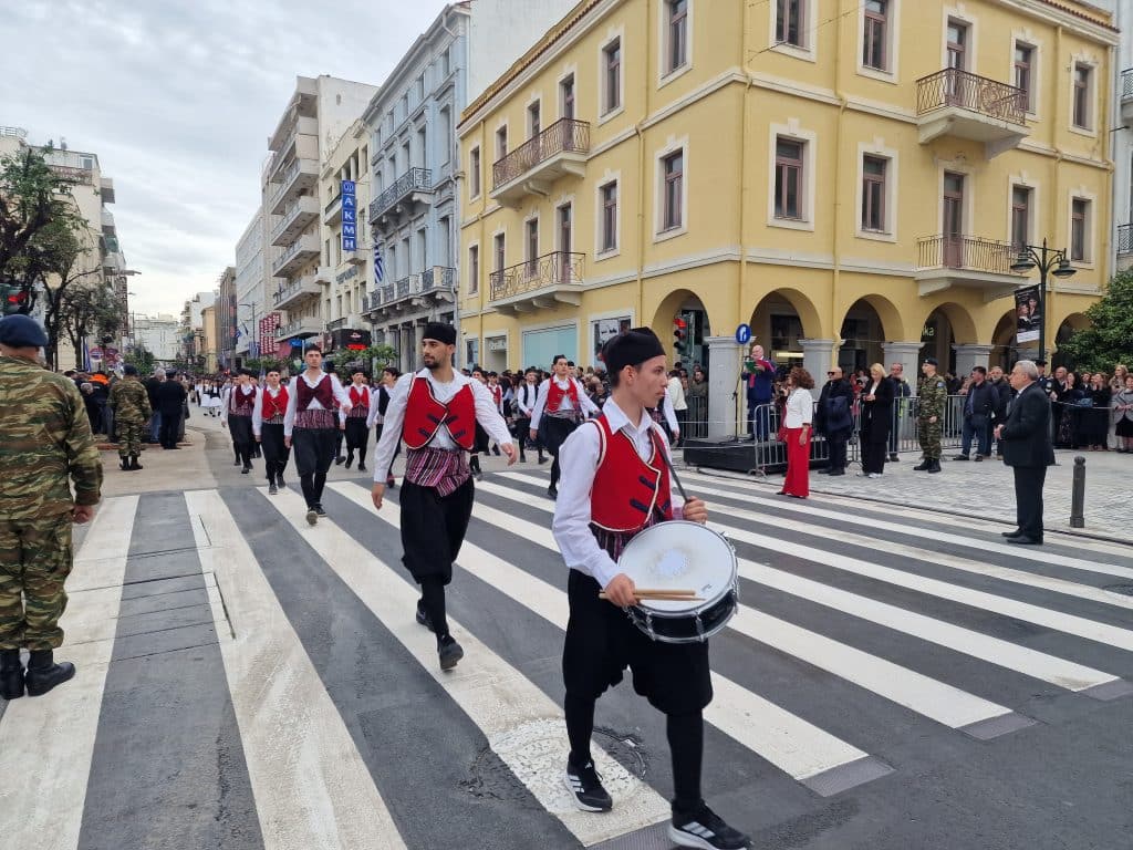 ΔΕΙΤΕ ΠΑΝΩ ΑΠΟ 250 ΦΩΤΟ ΚΑΙ ΒΙΝΤΕΟ: Η μεγάλη παρέλαση της Πάτρας για την Εθνική επέτειο