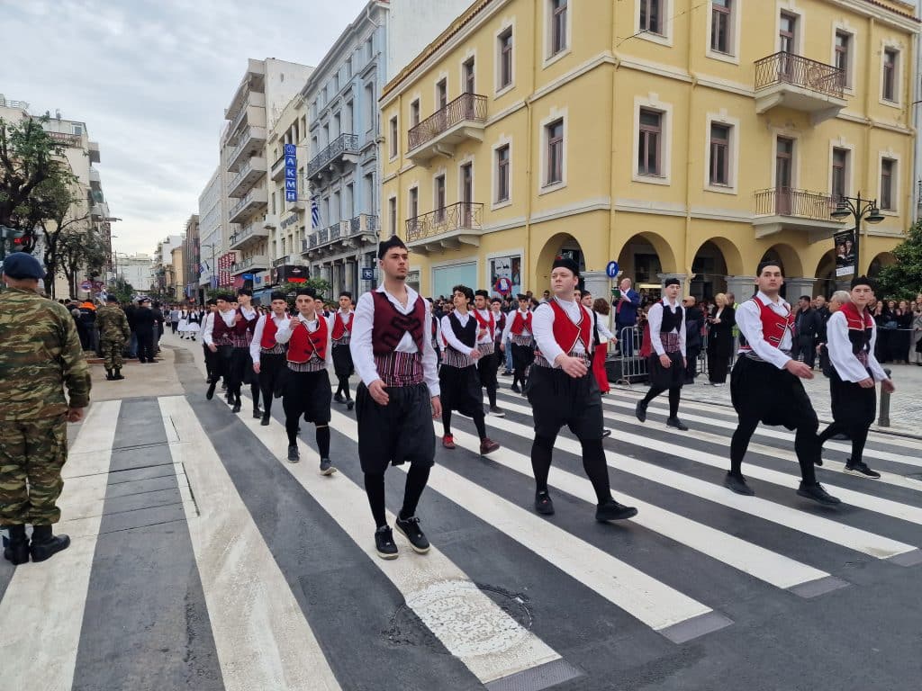 ΔΕΙΤΕ ΠΑΝΩ ΑΠΟ 250 ΦΩΤΟ ΚΑΙ ΒΙΝΤΕΟ: Η μεγάλη παρέλαση της Πάτρας για την Εθνική επέτειο