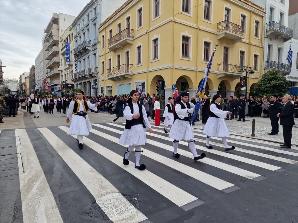 ΔΕΙΤΕ ΠΑΝΩ ΑΠΟ 250 ΦΩΤΟ ΚΑΙ ΒΙΝΤΕΟ: Η μεγάλη παρέλαση της Πάτρας για την Εθνική επέτειο