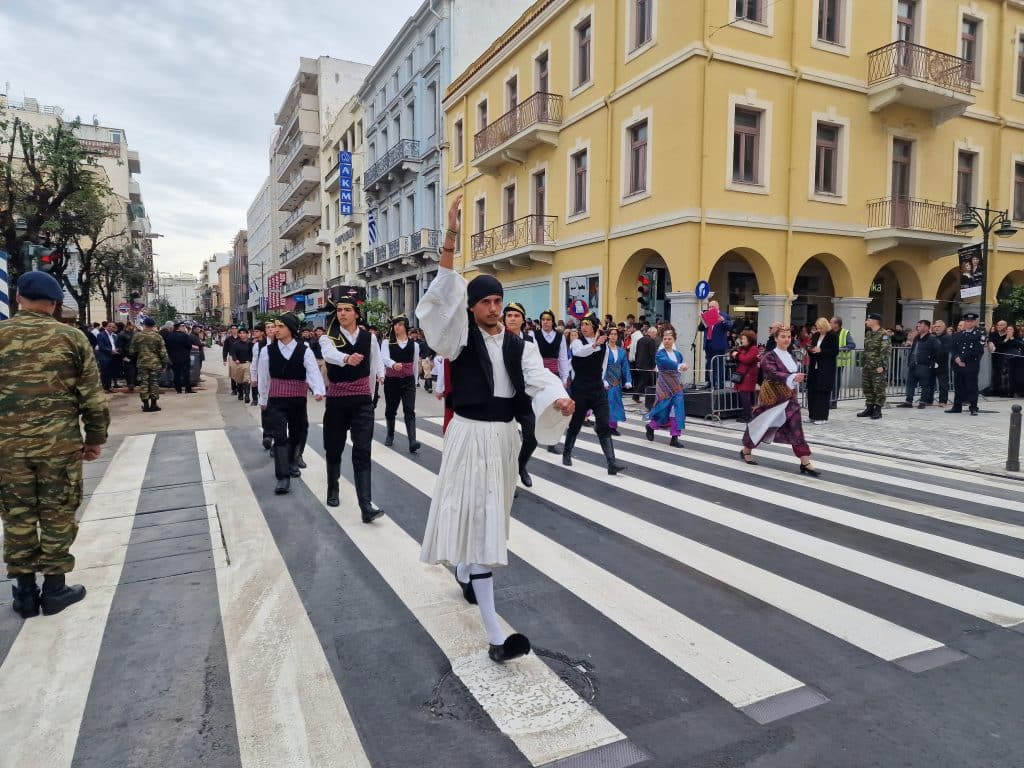 ΔΕΙΤΕ ΠΑΝΩ ΑΠΟ 250 ΦΩΤΟ ΚΑΙ ΒΙΝΤΕΟ: Η μεγάλη παρέλαση της Πάτρας για την Εθνική επέτειο