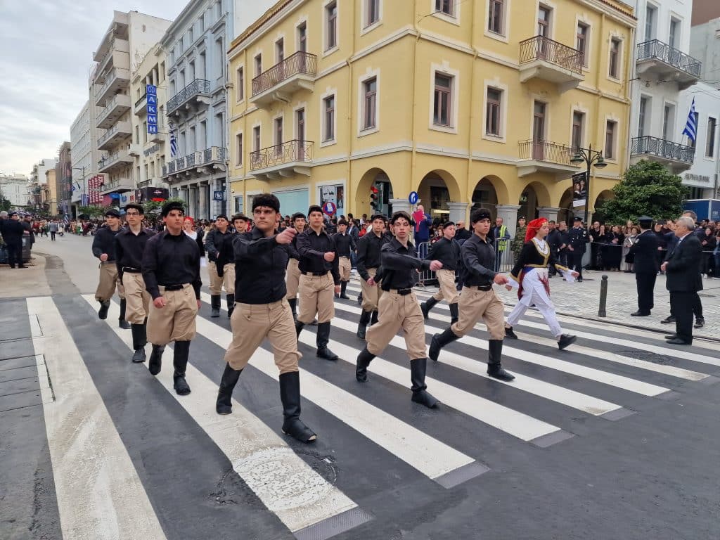 ΔΕΙΤΕ ΠΑΝΩ ΑΠΟ 250 ΦΩΤΟ ΚΑΙ ΒΙΝΤΕΟ: Η μεγάλη παρέλαση της Πάτρας για την Εθνική επέτειο