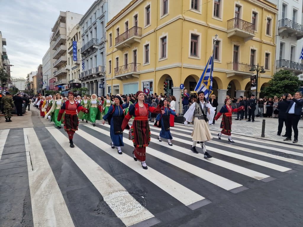 ΔΕΙΤΕ ΠΑΝΩ ΑΠΟ 250 ΦΩΤΟ ΚΑΙ ΒΙΝΤΕΟ: Η μεγάλη παρέλαση της Πάτρας για την Εθνική επέτειο