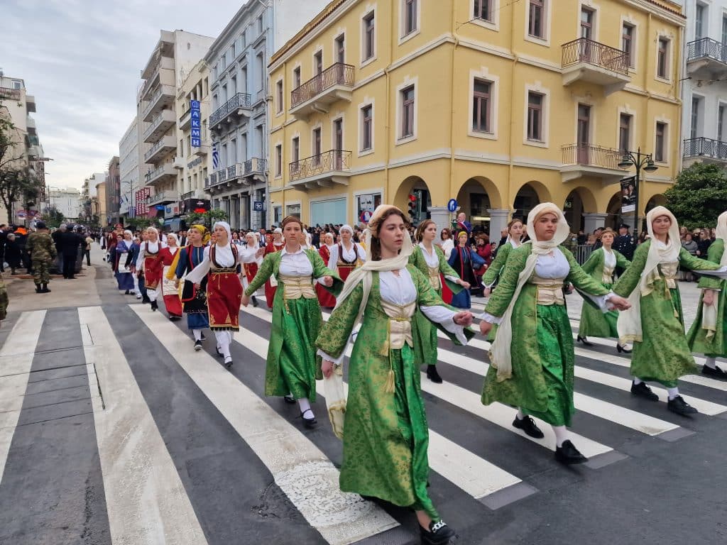 ΔΕΙΤΕ ΠΑΝΩ ΑΠΟ 250 ΦΩΤΟ ΚΑΙ ΒΙΝΤΕΟ: Η μεγάλη παρέλαση της Πάτρας για την Εθνική επέτειο