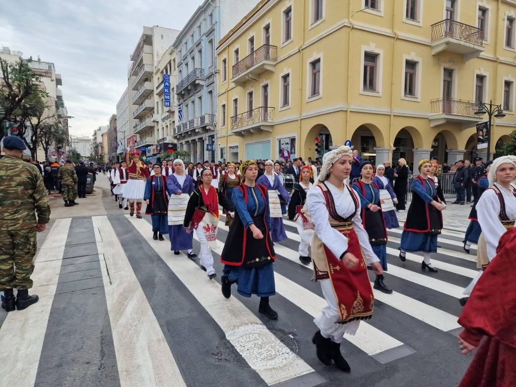 ΔΕΙΤΕ ΠΑΝΩ ΑΠΟ 250 ΦΩΤΟ ΚΑΙ ΒΙΝΤΕΟ: Η μεγάλη παρέλαση της Πάτρας για την Εθνική επέτειο