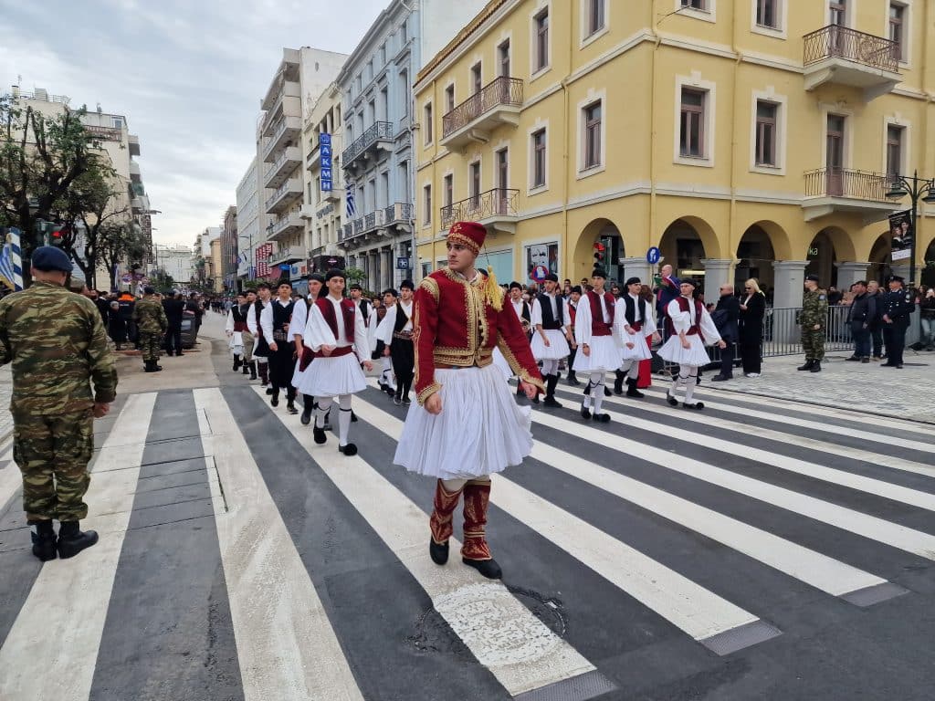 ΔΕΙΤΕ ΠΑΝΩ ΑΠΟ 250 ΦΩΤΟ ΚΑΙ ΒΙΝΤΕΟ: Η μεγάλη παρέλαση της Πάτρας για την Εθνική επέτειο