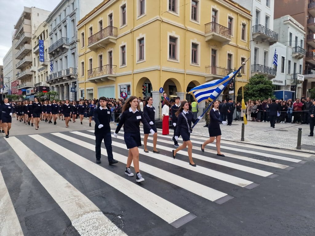 ΔΕΙΤΕ ΠΑΝΩ ΑΠΟ 250 ΦΩΤΟ ΚΑΙ ΒΙΝΤΕΟ: Η μεγάλη παρέλαση της Πάτρας για την Εθνική επέτειο