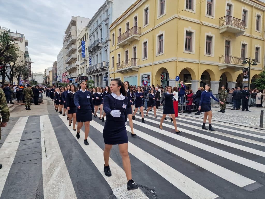 ΔΕΙΤΕ ΠΑΝΩ ΑΠΟ 250 ΦΩΤΟ ΚΑΙ ΒΙΝΤΕΟ: Η μεγάλη παρέλαση της Πάτρας για την Εθνική επέτειο