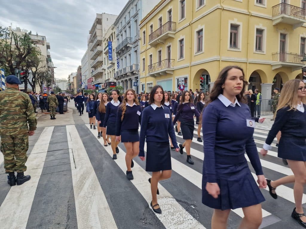 ΔΕΙΤΕ ΠΑΝΩ ΑΠΟ 250 ΦΩΤΟ ΚΑΙ ΒΙΝΤΕΟ: Η μεγάλη παρέλαση της Πάτρας για την Εθνική επέτειο