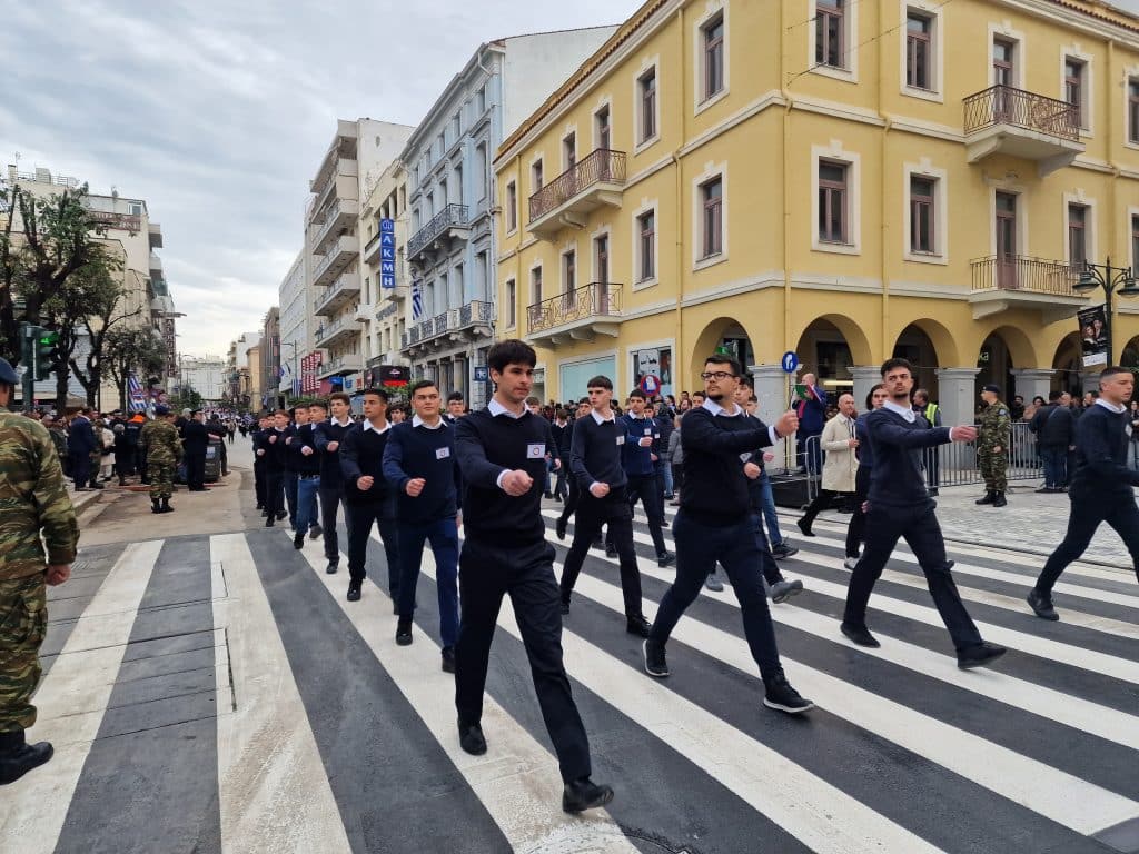 ΔΕΙΤΕ ΠΑΝΩ ΑΠΟ 250 ΦΩΤΟ ΚΑΙ ΒΙΝΤΕΟ: Η μεγάλη παρέλαση της Πάτρας για την Εθνική επέτειο