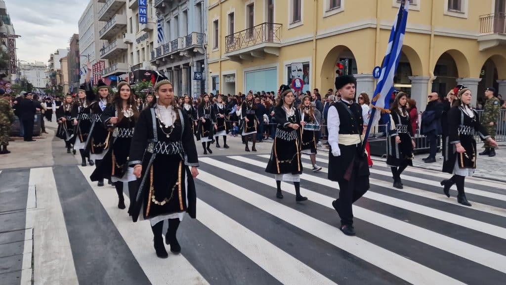 ΔΕΙΤΕ ΠΑΝΩ ΑΠΟ 250 ΦΩΤΟ ΚΑΙ ΒΙΝΤΕΟ: Η μεγάλη παρέλαση της Πάτρας για την Εθνική επέτειο