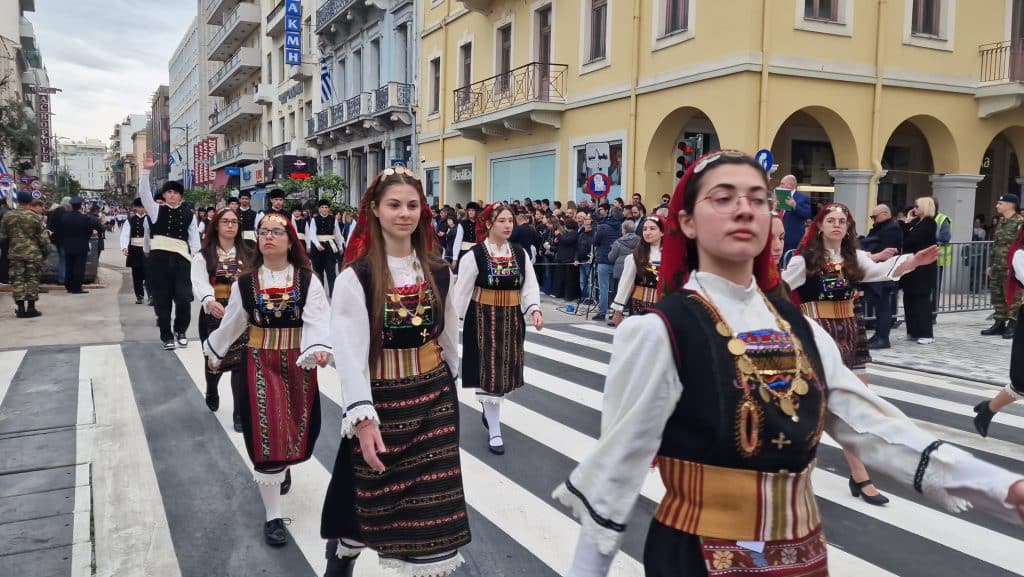 ΔΕΙΤΕ ΠΑΝΩ ΑΠΟ 250 ΦΩΤΟ ΚΑΙ ΒΙΝΤΕΟ: Η μεγάλη παρέλαση της Πάτρας για την Εθνική επέτειο