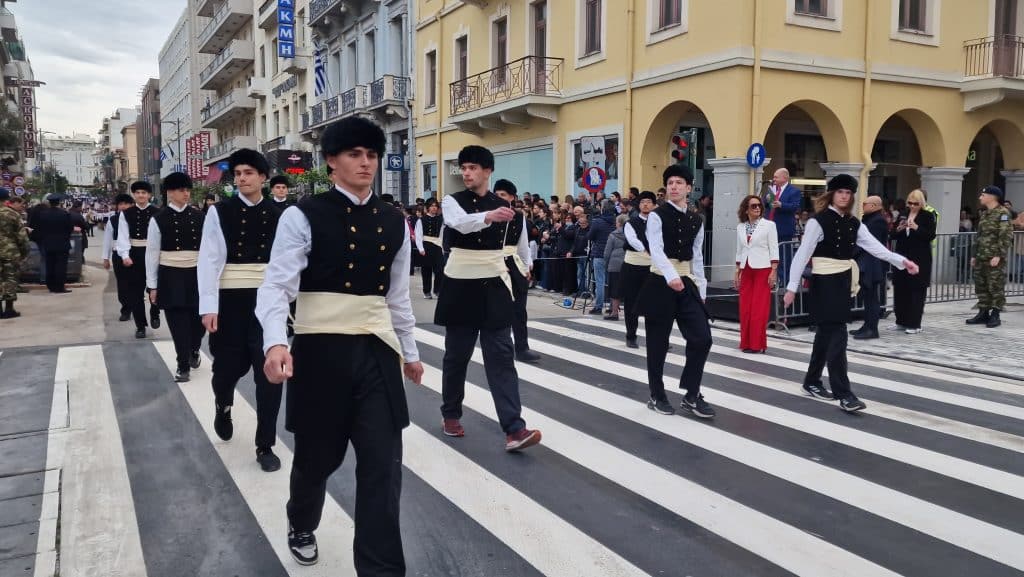 ΔΕΙΤΕ ΠΑΝΩ ΑΠΟ 250 ΦΩΤΟ ΚΑΙ ΒΙΝΤΕΟ: Η μεγάλη παρέλαση της Πάτρας για την Εθνική επέτειο