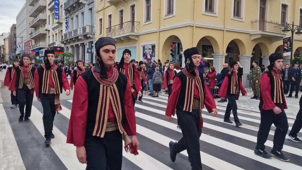 ΔΕΙΤΕ ΠΑΝΩ ΑΠΟ 250 ΦΩΤΟ ΚΑΙ ΒΙΝΤΕΟ: Η μεγάλη παρέλαση της Πάτρας για την Εθνική επέτειο