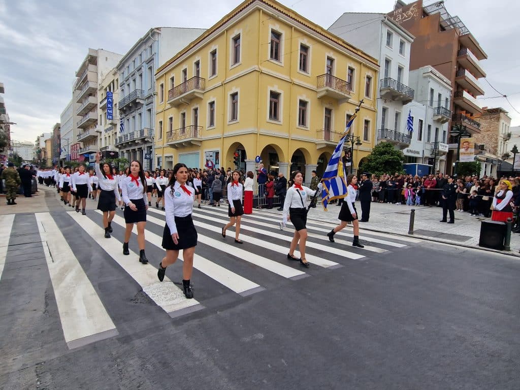 ΔΕΙΤΕ ΠΑΝΩ ΑΠΟ 250 ΦΩΤΟ ΚΑΙ ΒΙΝΤΕΟ: Η μεγάλη παρέλαση της Πάτρας για την Εθνική επέτειο